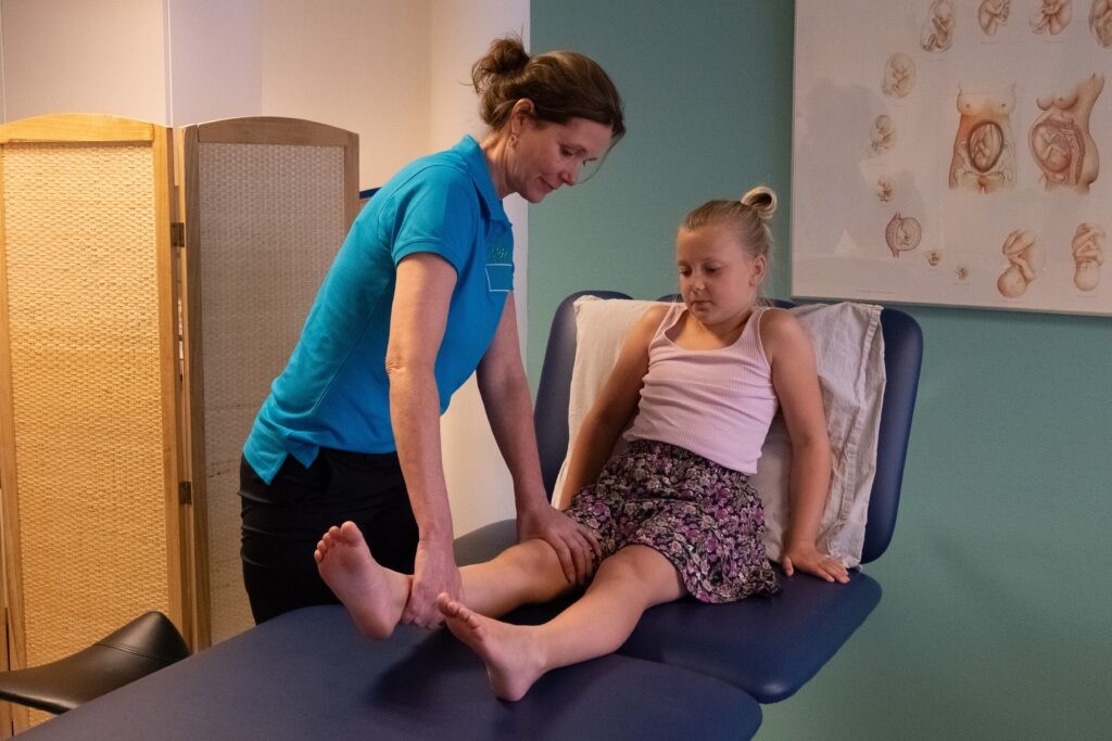 Schoolkind ligt op behandeltafel bij Maartje